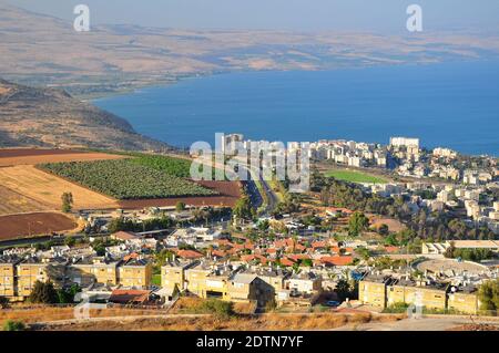 Vue sur la ville de Tibère et le lac Kinneret, également appelé la mer de Galilée. Nord d'Israël. Banque D'Images