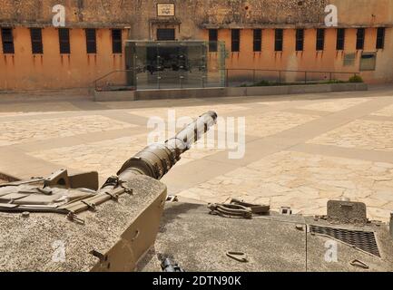 Vue depuis le haut du réservoir de Merkava avec l'arme orientée vers le bâtiment du musée dans le mémorial de Latrun. Banque D'Images