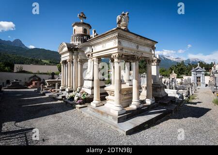 Barcelonnette (sud-est de la France) : les tombes 'Mexiques' construites par les habitants de la vallée de l'Ubaye qui ont choisi d'émigrer au Mexique sont ensuite rentrés chez eux Banque D'Images