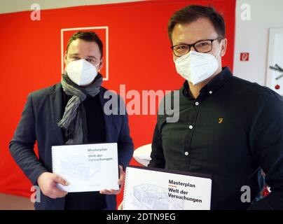 Erfurt, Allemagne. 22 décembre 2020. Carsten Schneider (SPD, r), membre du Bundestag, et David Fritzlar, directeur général de addiction support Thuringe, présentent le plan directeur pour la construction d'un centre de prévention de la toxicomanie appelé « World of Temptations ». Le Ministère fédéral de la santé fournit 15 millions pour la création de l'établissement. Credit: Bodo Schackow/dpa-Zentralbild/dpa/Alay Live News Banque D'Images