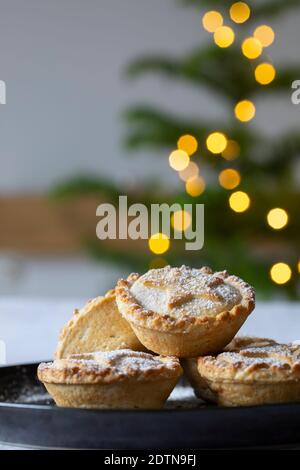 Tartes traditionnelles de Noël sur l'assiette Banque D'Images