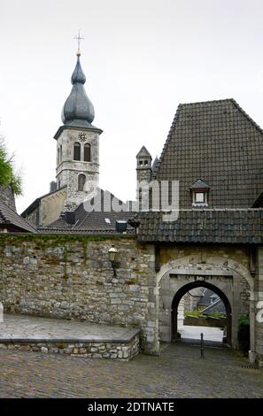 Église Sainte-Lucie et porte du château dans la plus ancienne ville en laiton du monde, Stolberg, Allemagne Banque D'Images