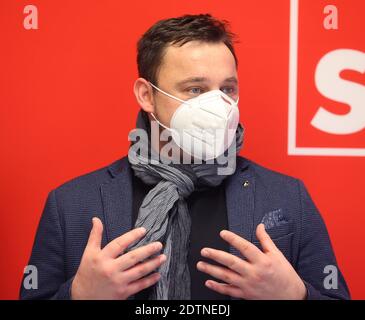 Erfurt, Allemagne. 22 décembre 2020. David Fritzlar, Directeur général de l'aide à la toxicomanie de Thuringe, s'exprime lors d'une conférence de presse sur la création d'un centre de prévention de la toxicomanie appelé « World of Temptations ». Le Ministère fédéral de la santé fournit 15 millions pour la création de l'établissement. Credit: Bodo Schackow/dpa-Zentralbild/dpa/Alay Live News Banque D'Images