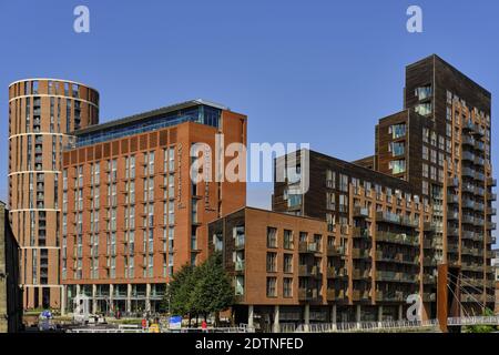 LEEDS, ROYAUME-UNI - 08 août 2020: Plan horizontal d'un double arbre hilton dans le centre-ville de leeds avec les bougies appartements dans le fond sur un lumineux s Banque D'Images