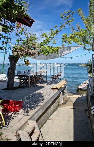 Village du Canon dans la baie d'Arcachon (sud-ouest de la France) : terrasse d'une hutte pour la dégustation d'huîtres sur la côte surplombant la baie d'Arcachon Banque D'Images