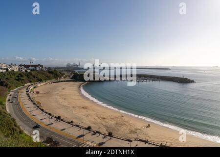 Sines, Portugal - 20 décembre 2020 : le port industriel de Sines et la plage de Praia da Bica Banque D'Images