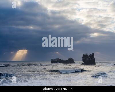 La côte de l'atlantique Nord près de Vik y Myrdal pendant l'hiver. Tempête à Dyrholaey. Europe, Europe du Nord, Scandinavie, Islande, février Banque D'Images