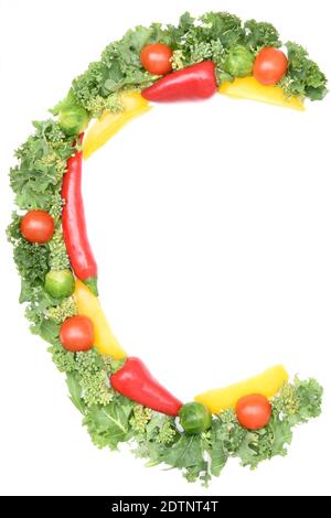 Lettre en forme de C composée de légumes riches en vitamine C - chou vert, poivrons, piments, tomates et choux de bruxelles sur fond blanc. Banque D'Images