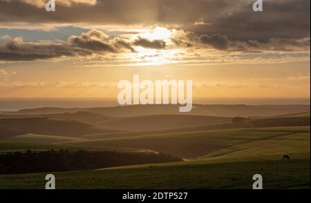 Coucher de soleil depuis South Downs à Firle Beacon, East Sussex, Royaume-Uni Banque D'Images