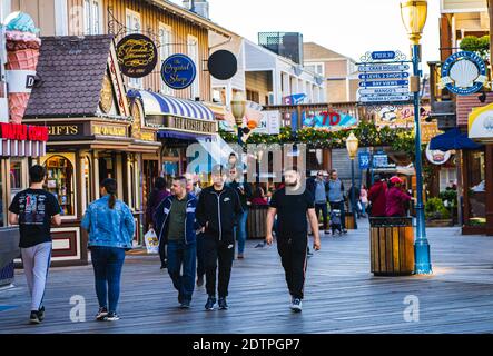 Pier 39 est la première destination de divertissement rassemblant chaque année des millions de clients au cœur du front de mer de San Francisco. Banque D'Images