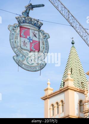 La cathédrale se avec décoration de rue. Festival religieux et folklorique Sanjoaninas, le plus grand festival des Açores. Capitale Angra do Heroismo, liste Banque D'Images