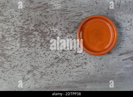 Bol de sirop de maïs léger décalé sur fond gris marbré éclairé par un éclairage naturel. Banque D'Images