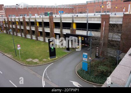 Oberhausen, Allemagne. 20 décembre 2020. Image symbolique Hard LockDown devant Weihafterten où de nombreux visiteurs se promènent dans le Weihaftertsmarkt, il y a un vide béant : Garage de stationnement vide, hoechststaende avec les nouvelles infections quotidiennes. Forcer le gouvernement à fermer tous les centres commerciaux - comme le Centro Oberhausen ici le 20 décembre 2020, | utilisation dans le monde crédit: dpa/Alay Live News Banque D'Images