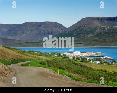 Thingeyri est situé sur la rive du fjord Dyrfjoerdur. Les Westfjords (Vestfirdir), dans le nord-ouest de l'Islande. Europe, Scandinavie, Islande Banque D'Images