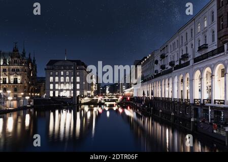 Photo nocturne des bâtiments historiques du lac Alster, vue depuis Jungfernstieg à Hambourg, en Allemagne Banque D'Images