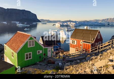 Vue sur le fjord plein de icebergs vers la péninsule de Nuussuaq (Nugssuaq) au soleil de minuit. La ville d'Uummannaq dans le nord de l'ouest du Groenland, situé o Banque D'Images