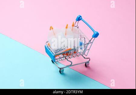 Sachets de thé dans un chariot à jouets sur fond pastel. Photo conceptuelle. Banque D'Images