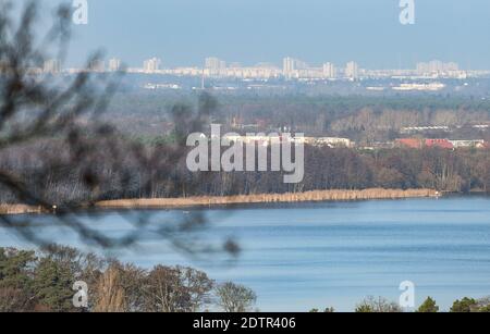 Berlin, Allemagne. 21 décembre 2020. Une vue de la Müggelberge à la Müggelsee et des gratte-ciels en arrière-plan. Credit: Kira Hofmann/dpa-Zentralbild/dpa/Alay Live News Banque D'Images