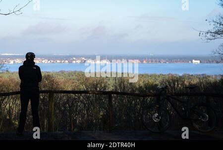 Berlin, Allemagne. 21 décembre 2020. Une personne regarde depuis le Müggelberge jusqu'au Müggelsee à Treptow-Köpenick. Credit: Kira Hofmann/dpa-Zentralbild/dpa/Alay Live News Banque D'Images