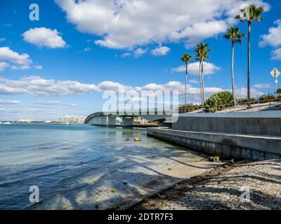 Pont John Ringling au-dessus de Sarasota Bay à Sarasota Floride États-Unis Banque D'Images