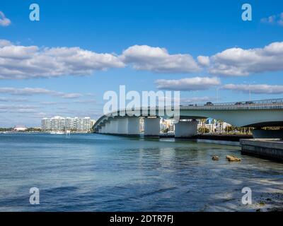 Pont John Ringling au-dessus de Sarasota Bay à Sarasota Floride États-Unis Banque D'Images