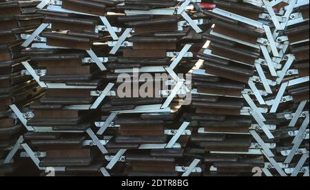 Berlin, Allemagne. 21 décembre 2020. Les tables et les chaises pliées sont empilées les unes sur les autres dans un snack-bar. Credit: Kira Hofmann/dpa-Zentralbild/dpa/Alay Live News Banque D'Images