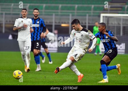 Milan, Italie. 20 décembre 2020. Ashley Young (15) de l'Inter Milan et Gennaro Acampora (4) de Spezia vu dans la série UN match entre l'Inter Milan et Spezia à San Siro à Milan. (Crédit photo: Gonzales photo - Tommaso Fimiano). Banque D'Images