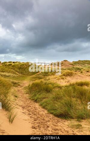 Dunes de sable sur la plage de Malltraeth au bord de la forêt de Newborough sur l'île de Llanddwyn, Anglesey, pays de Galles Banque D'Images