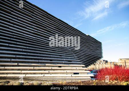 Dundee, Tayside, Écosse, Royaume-Uni. 22 décembre 2020. Météo au Royaume-Uni : une matinée très froide et ensoleillée à travers le nord-est de l'Écosse avec des températures atteignant 3°C. Le front de mer de Dundee est baigné de soleil hivernal et d'un ciel bleu clair, offrant une vue spectaculaire sur l'impressionnant V&A Design Museum. Crédit : Dundee Photographics/Alamy Live News Banque D'Images