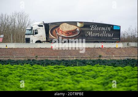 Dorney, Royaume-Uni. 22 décembre 2020. Un camion de livraison de pain. Suite à la nouvelle variante Covid-19 dans le sud-est de l'Angleterre, la France a fermé ses ports de distribution au fret britannique. En dépit de cela, il a été comme d'habitude aujourd'hui, car il y avait beaucoup de fret en cours de transport sur la M4. L'action d'Emmanuel Macron, le président de la France, pourrait conduire à des pénuries temporaires d'agrumes et de légumes importés de l'UE, mais l'action française semble seulement renforcer la campagne d'achat britannique. Crédit : Maureen McLean/Alay Live News Banque D'Images