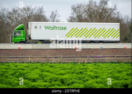 Dorney, Royaume-Uni. 22 décembre 2020. Un supermarché Waitrose HGV sur la M4 aujourd'hui. Suite à la nouvelle variante Covid-19 dans le sud-est de l'Angleterre, la France a fermé ses ports de distribution au fret britannique. En dépit de cela, il a été comme d'habitude aujourd'hui, car il y avait beaucoup de fret en cours de transport sur la M4. L'action d'Emmanuel Macron, le président de la France, pourrait conduire à des pénuries temporaires d'agrumes et de légumes importés de l'UE, mais l'action française semble seulement renforcer la campagne d'achat britannique. Crédit : Maureen McLean/Alay Live News Banque D'Images