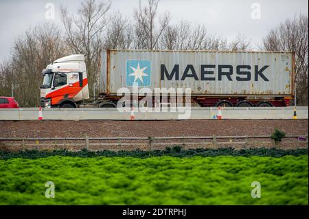 Dorney, Royaume-Uni. 22 décembre 2020. Un conteneur d'expédition Maersk en direction de l'ouest sur la M4 aujourd'hui. Suite à la nouvelle variante Covid-19 dans le sud-est de l'Angleterre, la France a fermé ses ports de distribution au fret britannique. En dépit de cela, il a été comme d'habitude aujourd'hui, car il y avait beaucoup de fret en cours de transport sur la M4. L'action d'Emmanuel Macron, le président de la France, pourrait conduire à des pénuries temporaires d'agrumes et de légumes importés de l'UE, mais l'action française semble seulement renforcer la campagne d'achat britannique. Crédit : Maureen McLean/Alay Banque D'Images