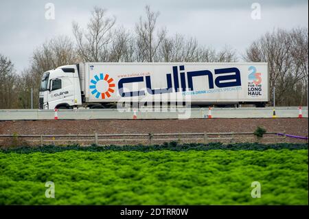 Dorney, Royaume-Uni. 22 décembre 2020. Une cuisine logistique de la nourriture et des boissons HGV sur la M4 aujourd'hui. Suite à la nouvelle variante Covid-19 dans le sud-est de l'Angleterre, la France a fermé ses ports de distribution au fret britannique. En dépit de cela, il a été comme d'habitude aujourd'hui, car il y avait beaucoup de fret en cours de transport sur la M4. L'action d'Emmanuel Macron, le président de la France, pourrait conduire à des pénuries temporaires d'agrumes et de légumes importés de l'UE, mais l'action française semble seulement renforcer la campagne d'achat britannique. Crédit : Maureen McLean/Alay Live Banque D'Images