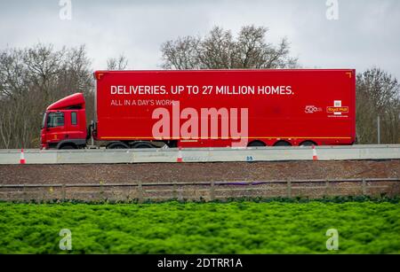 Dorney, Royaume-Uni. 22 décembre 2020. Un HGV Royal Mail sur la M4 aujourd'hui. Le Royal Mail a été inondé de colis ce Noël car beaucoup de gens seront à la maison ce Noël. Suite à la nouvelle variante Covid-19 dans le sud-est de l'Angleterre, la France a fermé ses ports de distribution au fret britannique. En dépit de cela, il a été comme d'habitude aujourd'hui, car il y avait beaucoup de fret en cours de transport sur la M4. Crédit : Maureen McLean/Alay Live News Banque D'Images