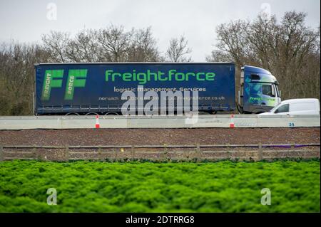 Dorney, Royaume-Uni. 22 décembre 2020. Une force de fret HGV. Suite à la nouvelle variante Covid-19 dans le sud-est de l'Angleterre, la France a fermé ses ports de distribution au fret britannique. En dépit de cela, il a été comme d'habitude aujourd'hui, car il y avait beaucoup de fret en cours de transport sur la M4. L'action de la France pourrait conduire à des pénuries temporaires d'agrumes et de légumes importés de l'UE, mais l'action française semble seulement renforcer la campagne d'achat britannique. Crédit : Maureen McLean/Alay Live News Banque D'Images