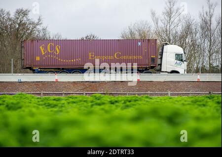 Dorney, Royaume-Uni. 22 décembre 2020. Un ECS European Containers HGV sur la M4 aujourd'hui. Suite à la nouvelle variante Covid-19 dans le sud-est de l'Angleterre, la France a fermé ses ports de distribution au fret britannique. En dépit de cela, il a été comme d'habitude aujourd'hui, car il y avait beaucoup de fret en cours de transport sur la M4. L'action d'Emmanuel Macron, le président de la France, pourrait conduire à des pénuries temporaires d'agrumes et de légumes importés de l'UE, mais l'action française semble seulement renforcer la campagne d'achat britannique. Crédit : Maureen McLean/Alay Live News Banque D'Images