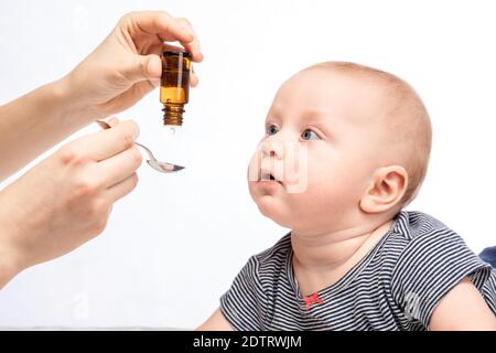 La Main De La Mere Avec Une Cuillere Ou La Vitamine K Vitamine D Photo Stock Alamy