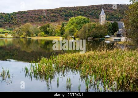 Église paroissiale du port de Menteith vue de la jetée du port de Menteith dans les Trossachs, Écosse, Royaume-Uni Banque D'Images