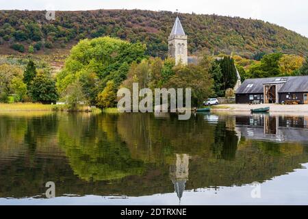 Tour de l'église et chalet de pêche du lac de Menteith au port de Menteith dans les Trossachs, Écosse, Royaume-Uni Banque D'Images