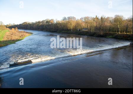 Scottish/English Border, Coldstream, Écosse, Royaume-Uni. 22 décembre 2020. Photo : une route très calme reliant l'Écosse au nord de l'Angleterre dans la ville frontalière de Coldstream avec le pont voûté en pierre au-dessus de la rivière Tweed. Le Premier ministre écossais Nicola Sturgeon avait interdit les voyages transfrontaliers pour tenter de stopper la propagation de la nouvelle souche du coronavirus (COVID19). Il y a une petite présence policière mais la circulation est libre et légère. Crédit : Colin Fisher/Alay Live News Banque D'Images