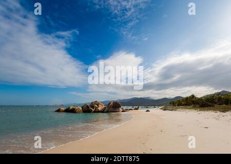 Belle photo du promontoire de Cam Lap - île à Cam Ranh, Vietnam. Province de Khanh Hoa. Banque D'Images