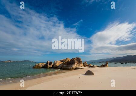 Belle photo du promontoire de Cam Lap - île à Cam Ranh, Vietnam. Province de Khanh Hoa. Banque D'Images