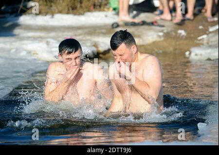 Deux hommes plongent dans l'eau glacée pendant la fête Epiphanie sur le Dniepr. 19 janvier 2019. Kiev, Ukraine Banque D'Images