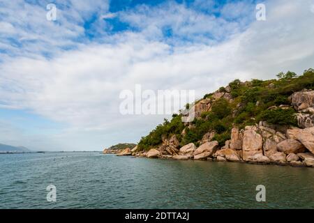 Belle photo du promontoire de Cam Lap - île à Cam Ranh, Vietnam. Province de Khanh Hoa. Banque D'Images