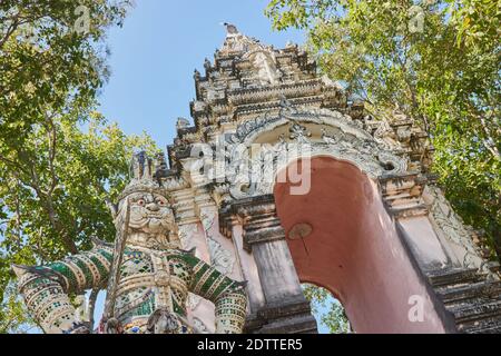 Phayao, Thaïlande - 22 novembre 2020: Titan ou géant et façade de porte dans le temple Wat Analayo sur fond de ciel bleu et de forêt Banque D'Images