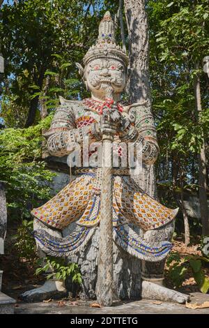 Phayao, Thaïlande - 22 novembre 2020: Titan blanc ou géant en couleur combinaison miroir tenir bâton sur fond de forêt verte dans le temple thaïlandais Wat Analayo Banque D'Images