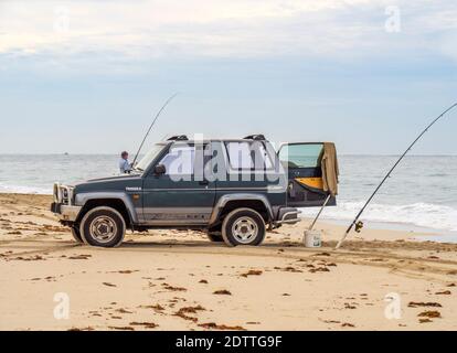 Homme pêche à la plage avec canne à pêche à Guilderton en Australie occidentale Banque D'Images