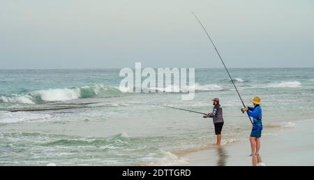 Pêcheurs pêche à la plage avec des cannes à pêche à Guilderton en Australie occidentale Banque D'Images