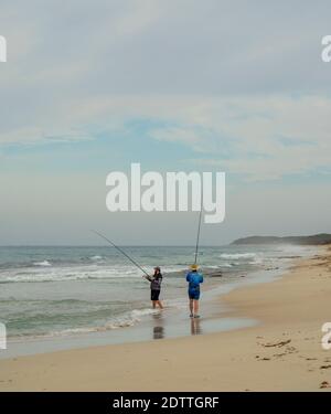 Pêcheurs pêche à la plage avec des cannes à pêche à Guilderton en Australie occidentale Banque D'Images