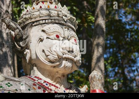 Phayao, Thaïlande - 22 novembre 2020: Tête de cadre gauche Titan blanc ou géant en couleur combinaison miroir et fond vert de forêt dans le temple thaïlandais Wat Analayo Banque D'Images